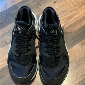 size 7.5 huarache sneaker black and white